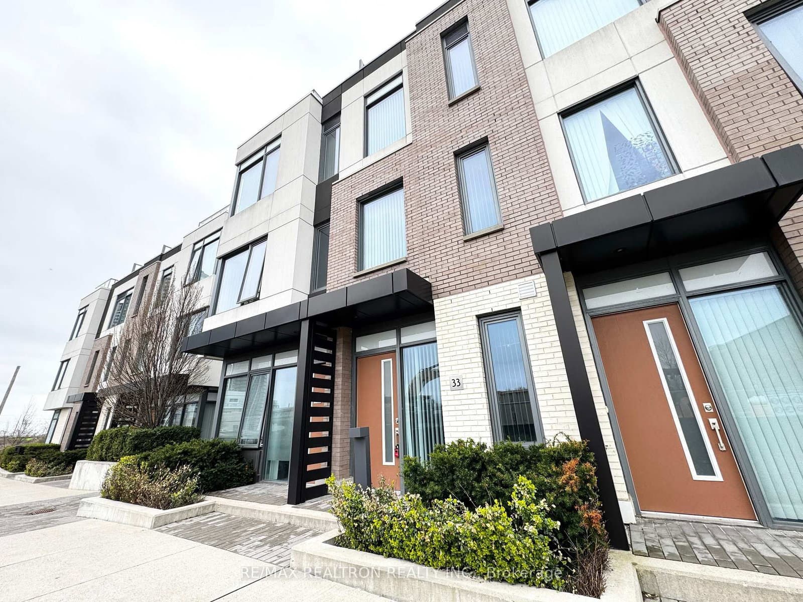 Th33 - 1050 Portage Parkway, Vaughan, ON — photo 2