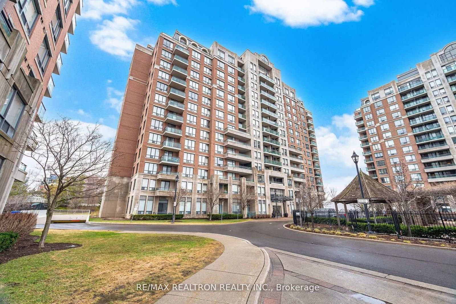 411 - 330 Red Maple Road, Richmond Hill, ON