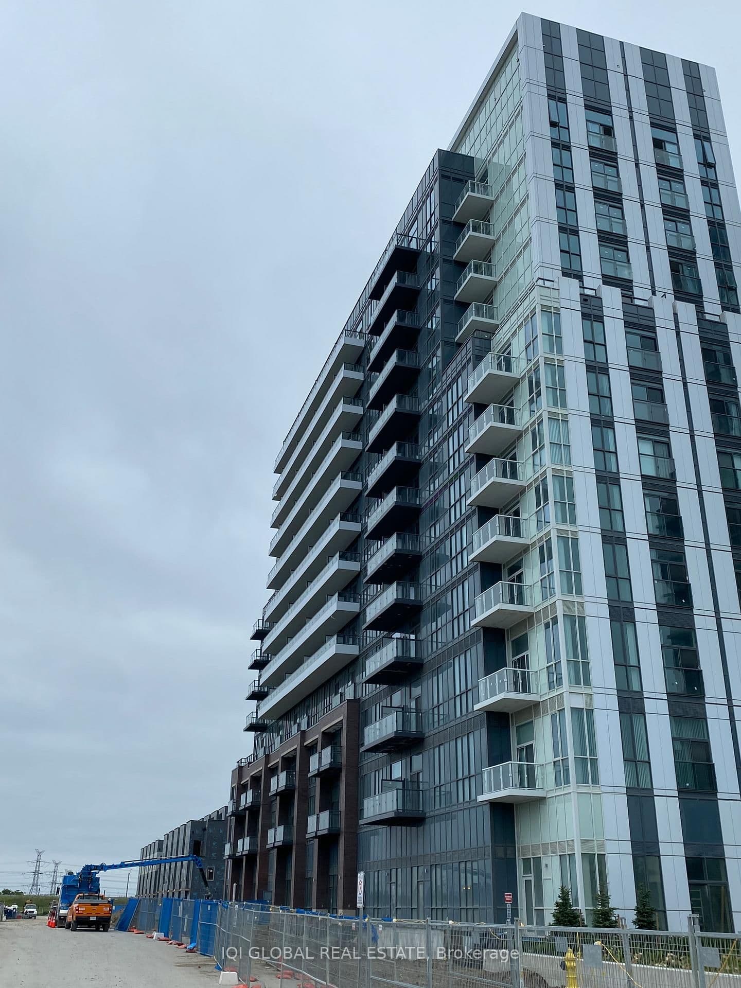 318 - 60 Honeycrisp Crescent, Vaughan, ON