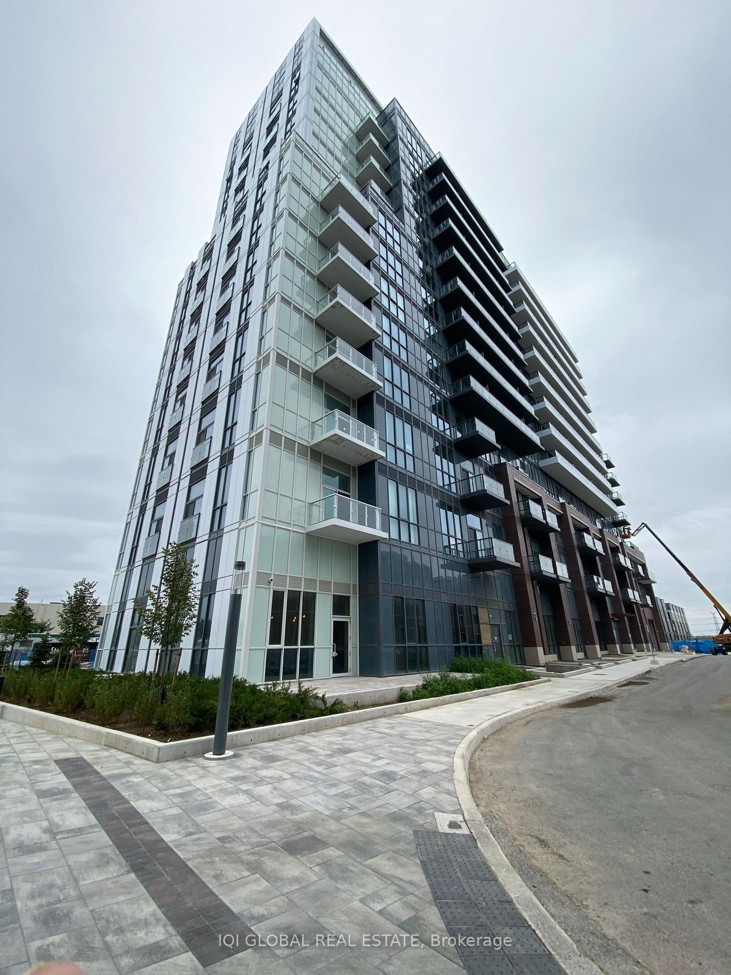 318 - 60 Honeycrisp Crescent, Vaughan, ON — photo 2