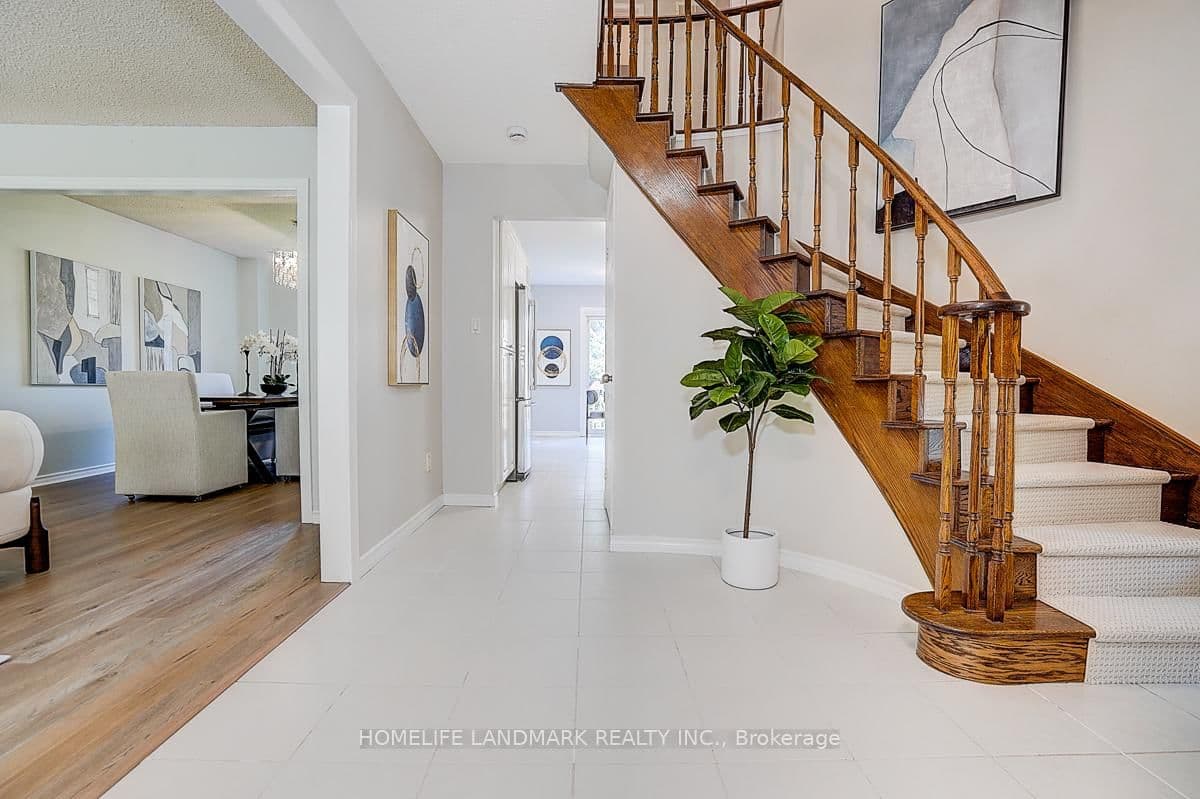 20 Lippincott Court, Richmond Hill, ON — photo 2