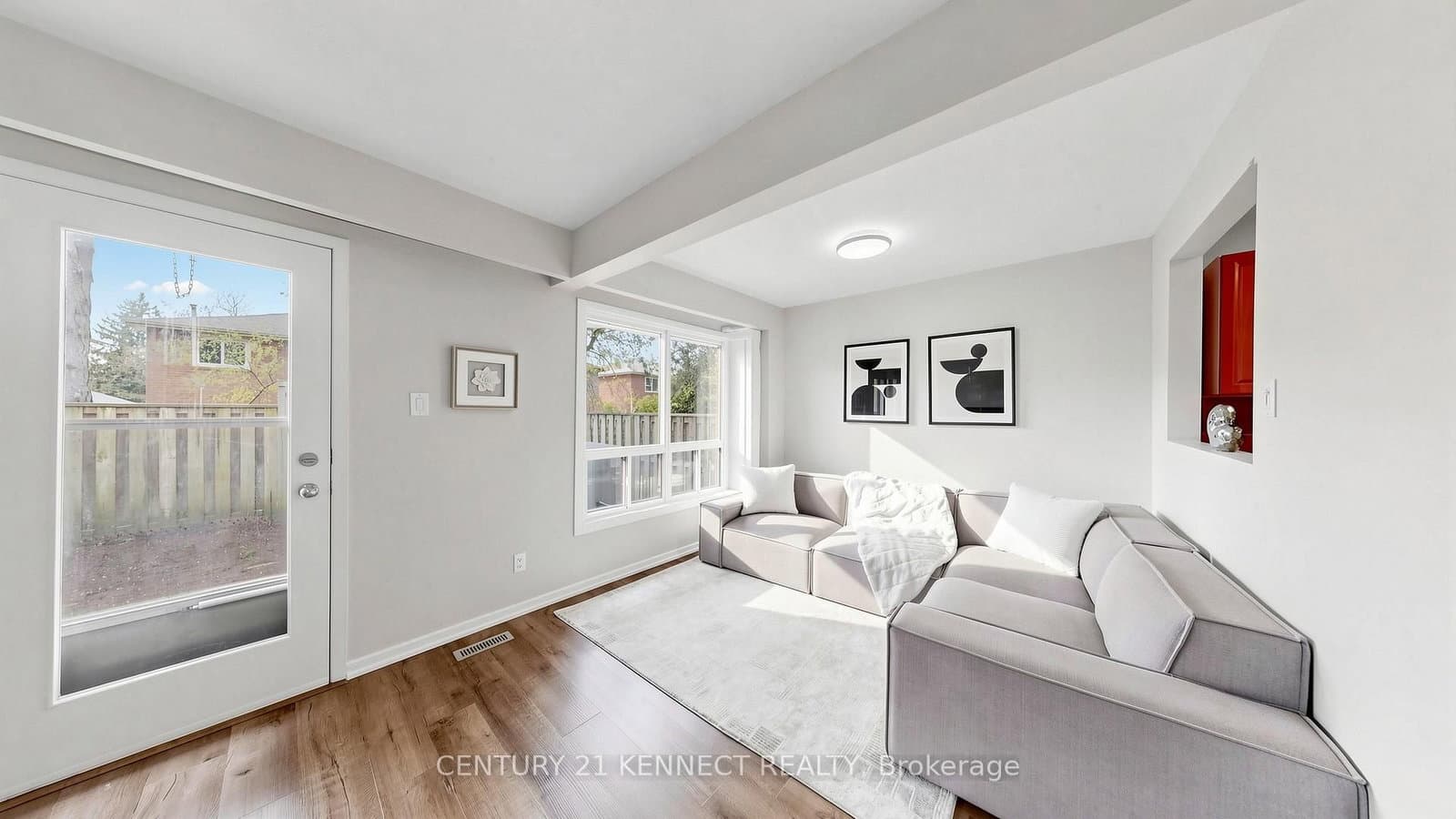 9 - 260 Avenue Road, Richmond Hill, ON — photo 2