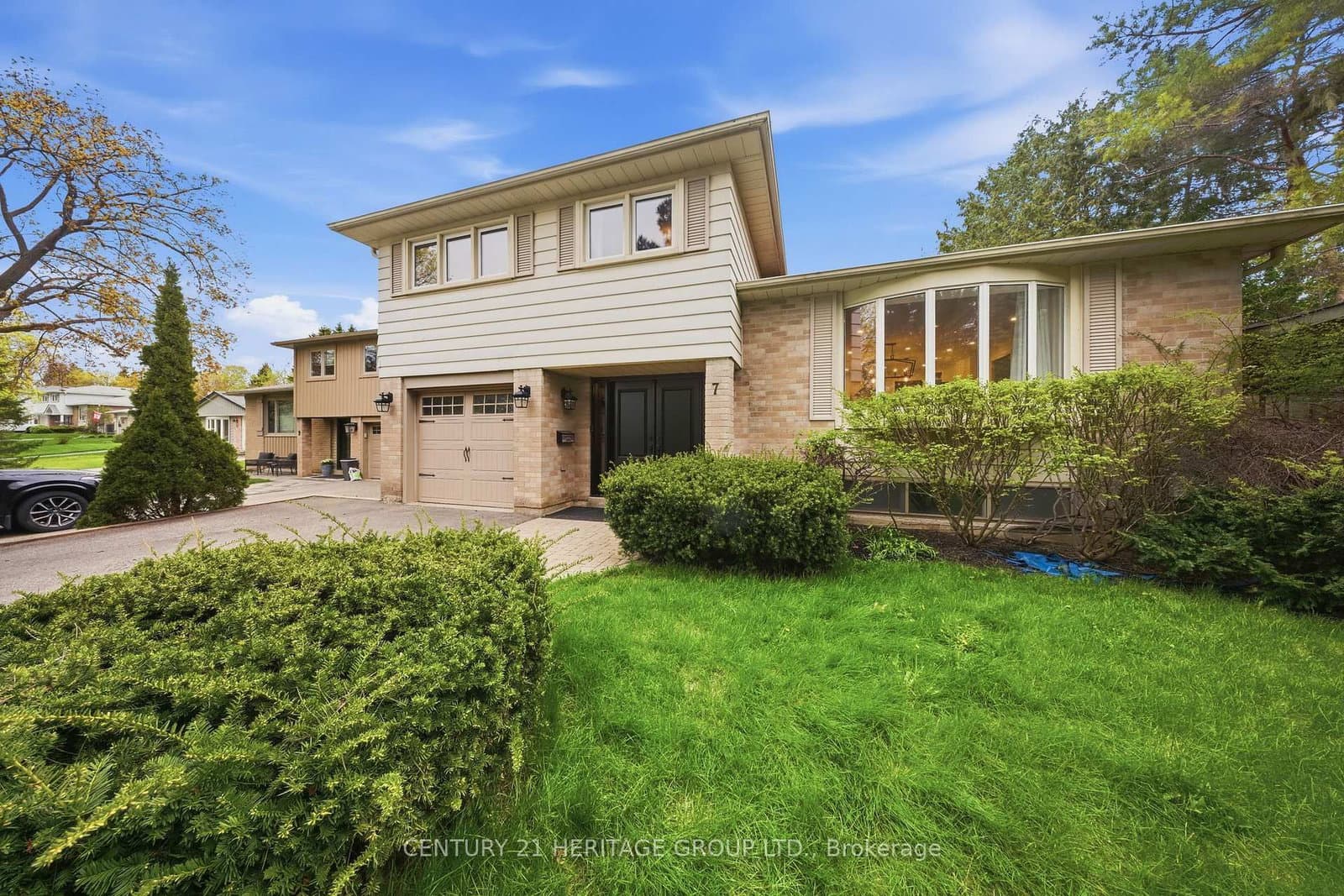 7 Cedar Crescent, Aurora, ON — photo 2