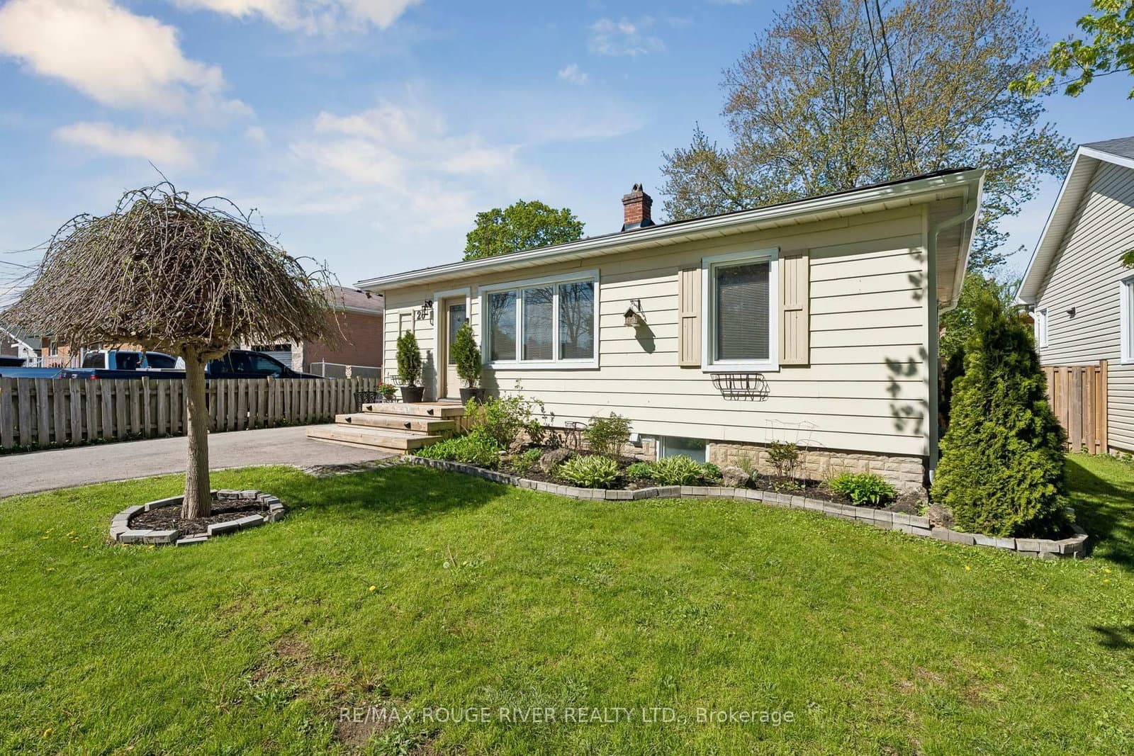 20 Lorne Street, Georgina, ON — photo 2