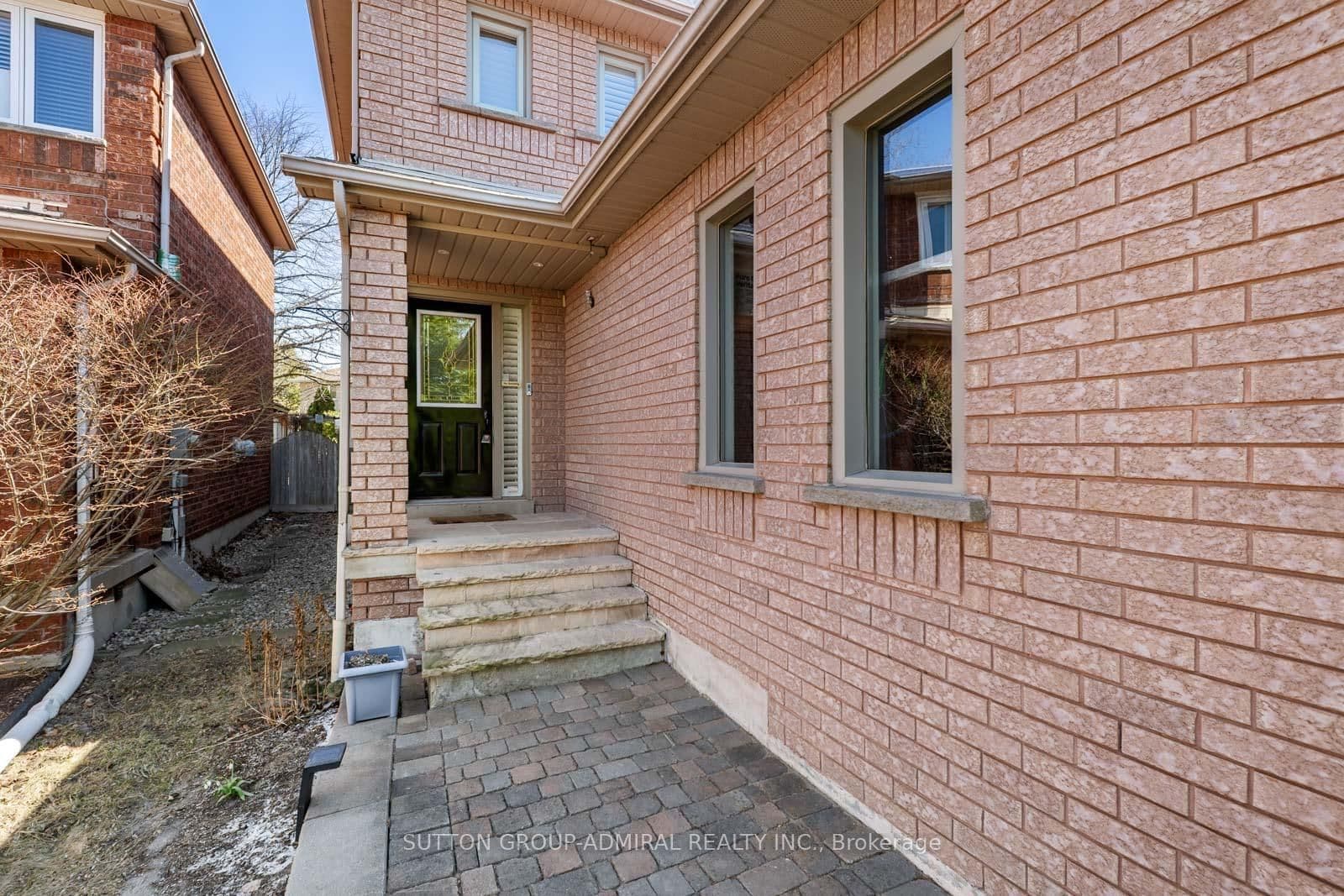 626 College Manor Drive, Newmarket, ON — photo 3