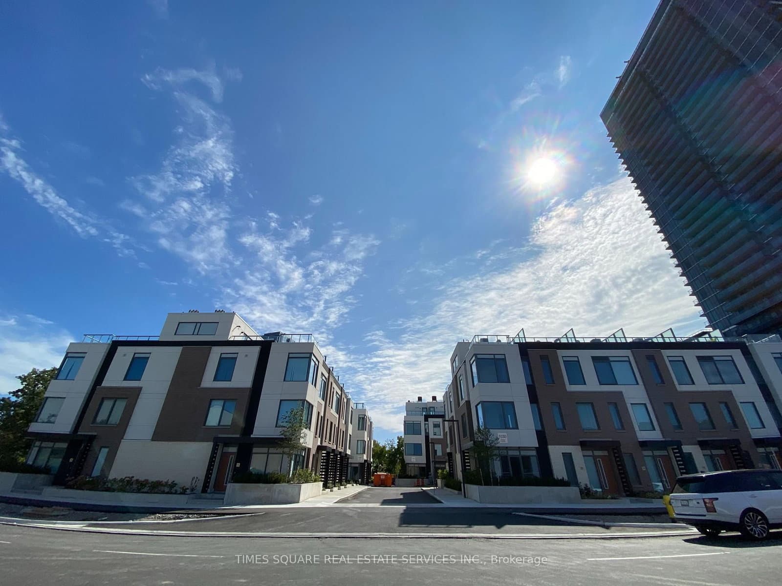 Th32 - 1050 Portage Parkway, Vaughan, ON — photo 2