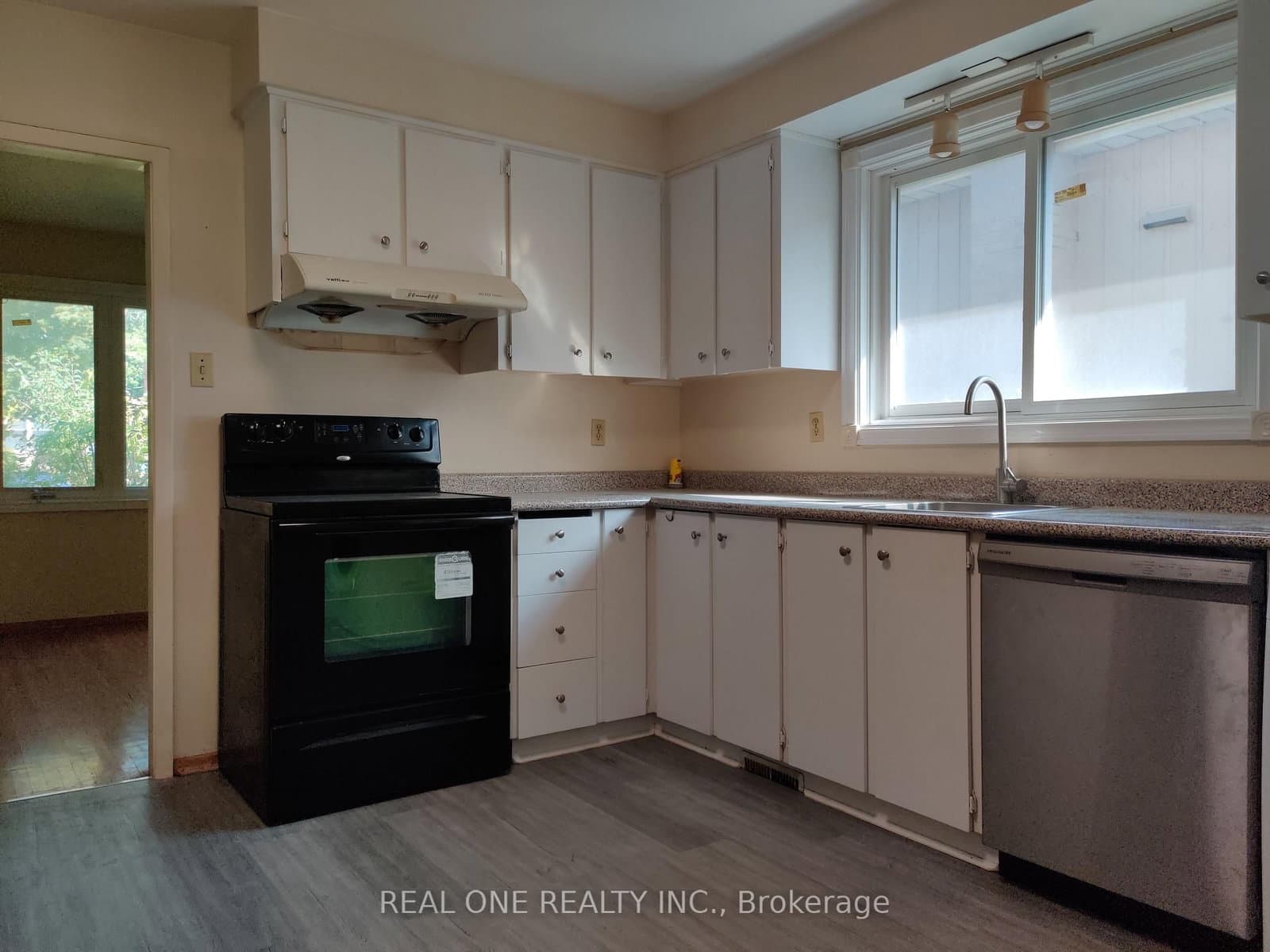 Upper - 93 Southdale Drive, Markham, ON — photo 3