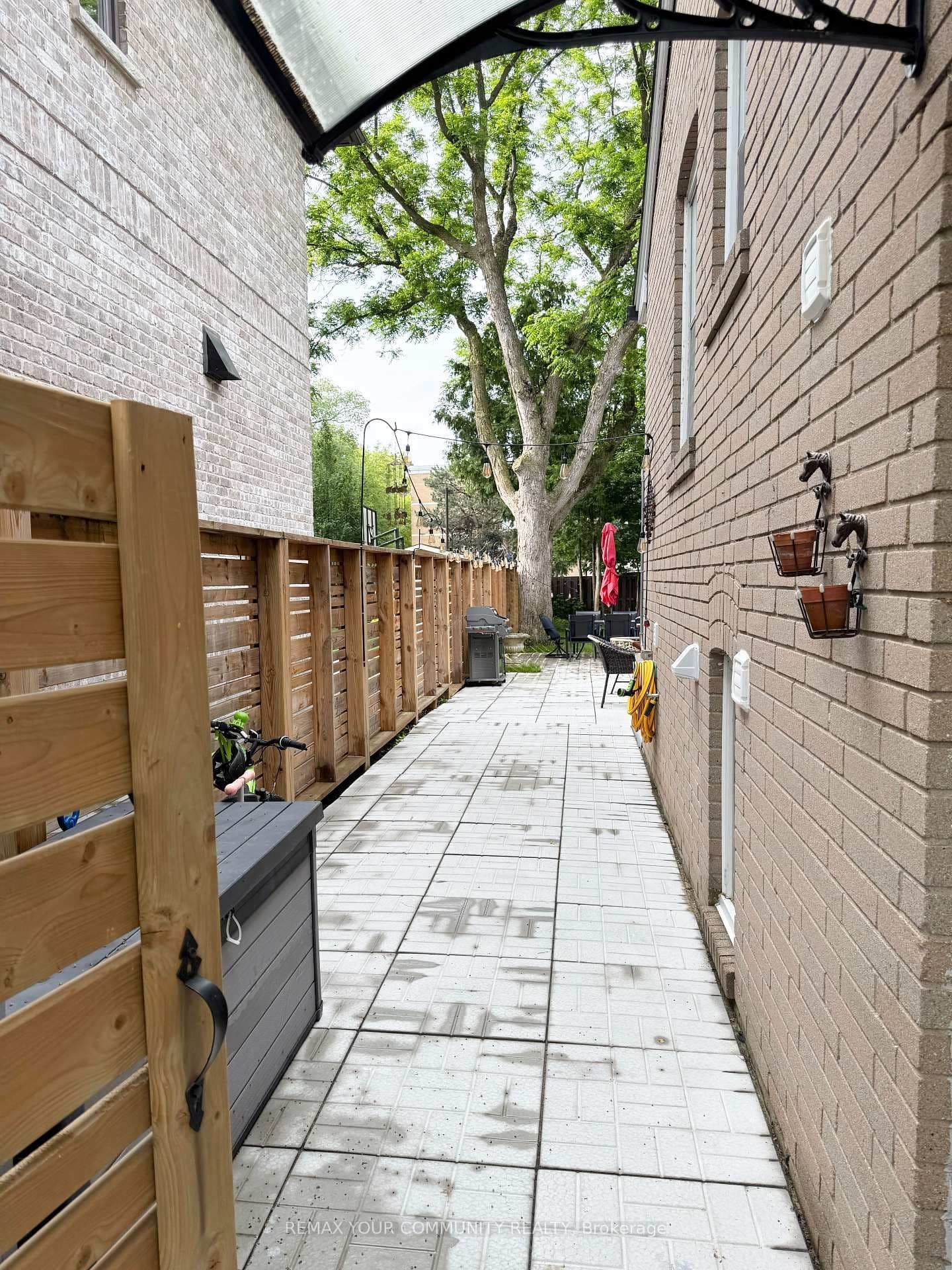 2 - 70 Bedford Park Avenue, Richmond Hill, ON — photo 2