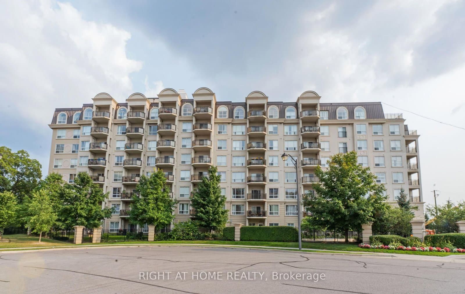 111 - 1 Maison Parc Court, Vaughan, ON