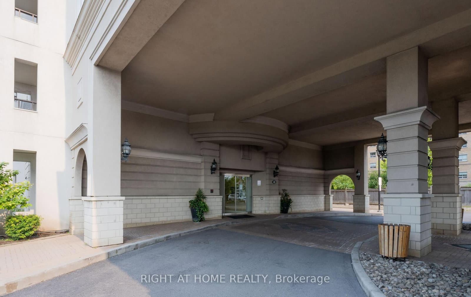 111 - 1 Maison Parc Court, Vaughan, ON — photo 2