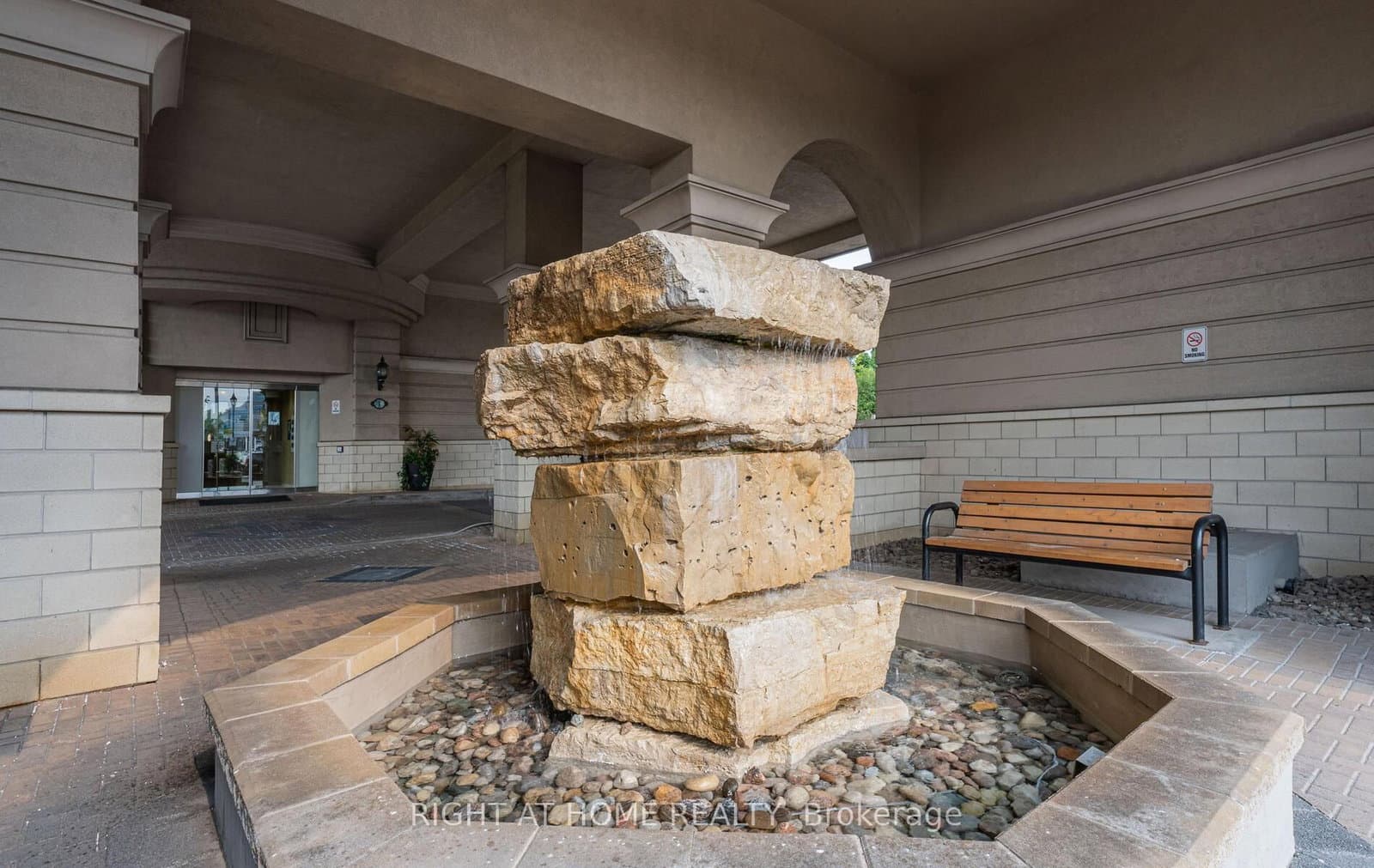 111 - 1 Maison Parc Court, Vaughan, ON — photo 3