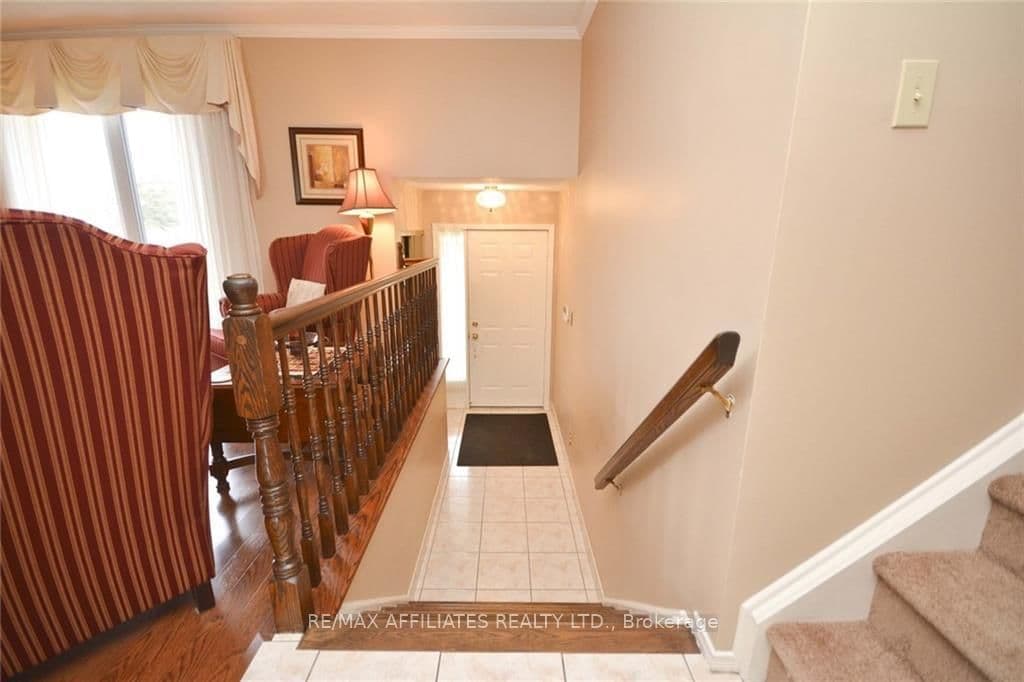 4 HUNTERSFIELD Drive, Ottawa, ON — photo 2