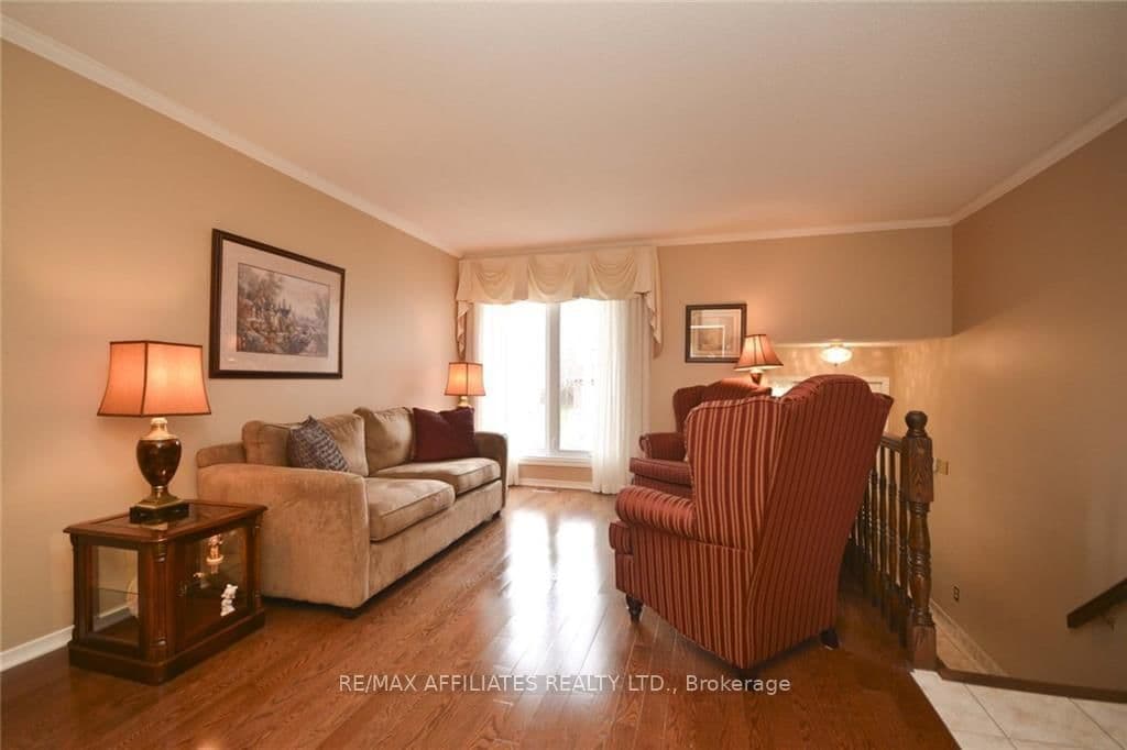 4 HUNTERSFIELD Drive, Ottawa, ON — photo 3