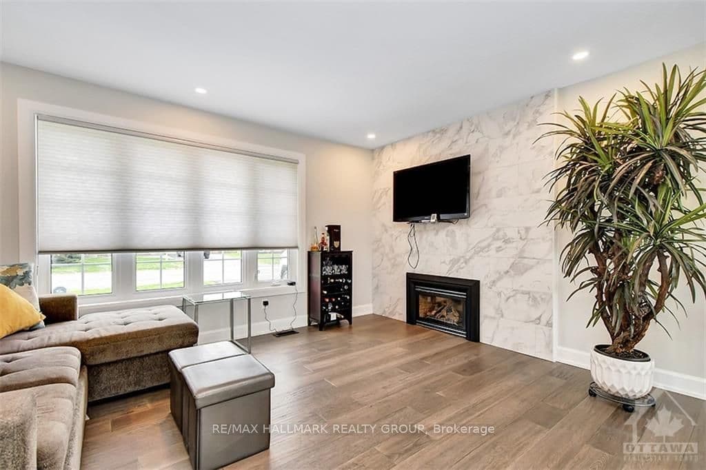 16 BARRHAVEN Crescent, Ottawa, ON — photo 3