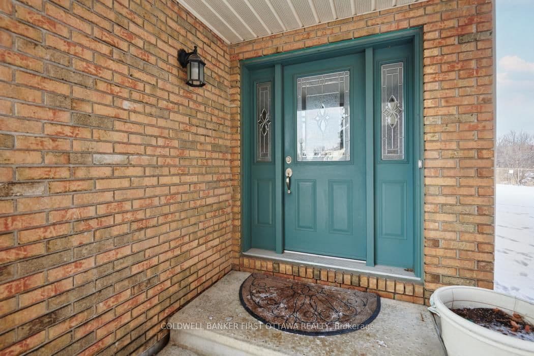 32 Huntview, Ottawa, ON — photo 2