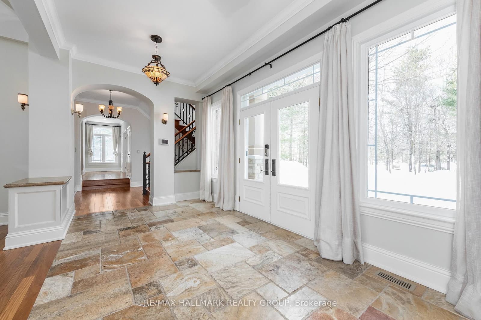 5800 Queenscourt Crescent, Ottawa, ON — photo 3