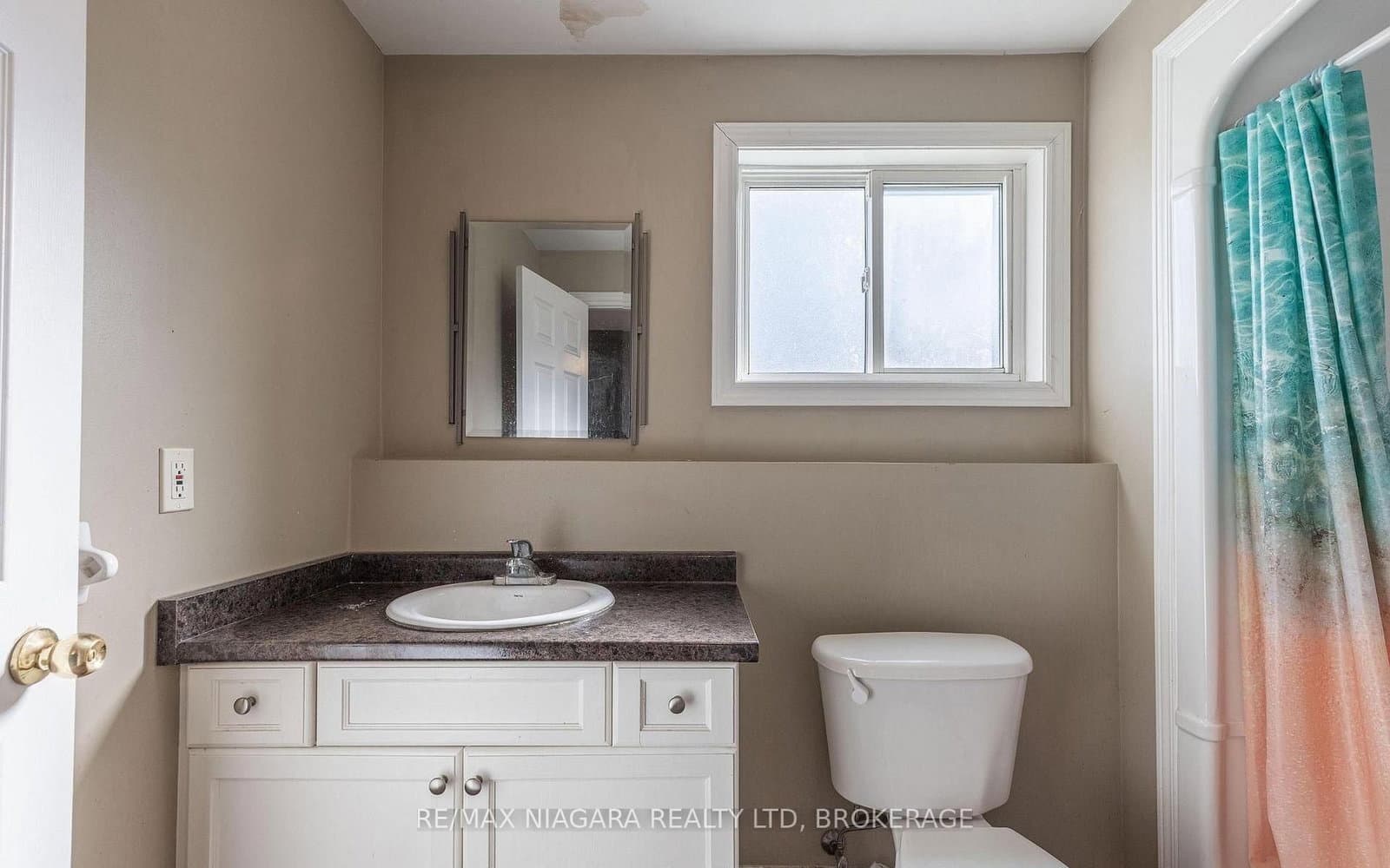 LOWER - 138 Carlton Street, St. Catharines, ON — photo 2