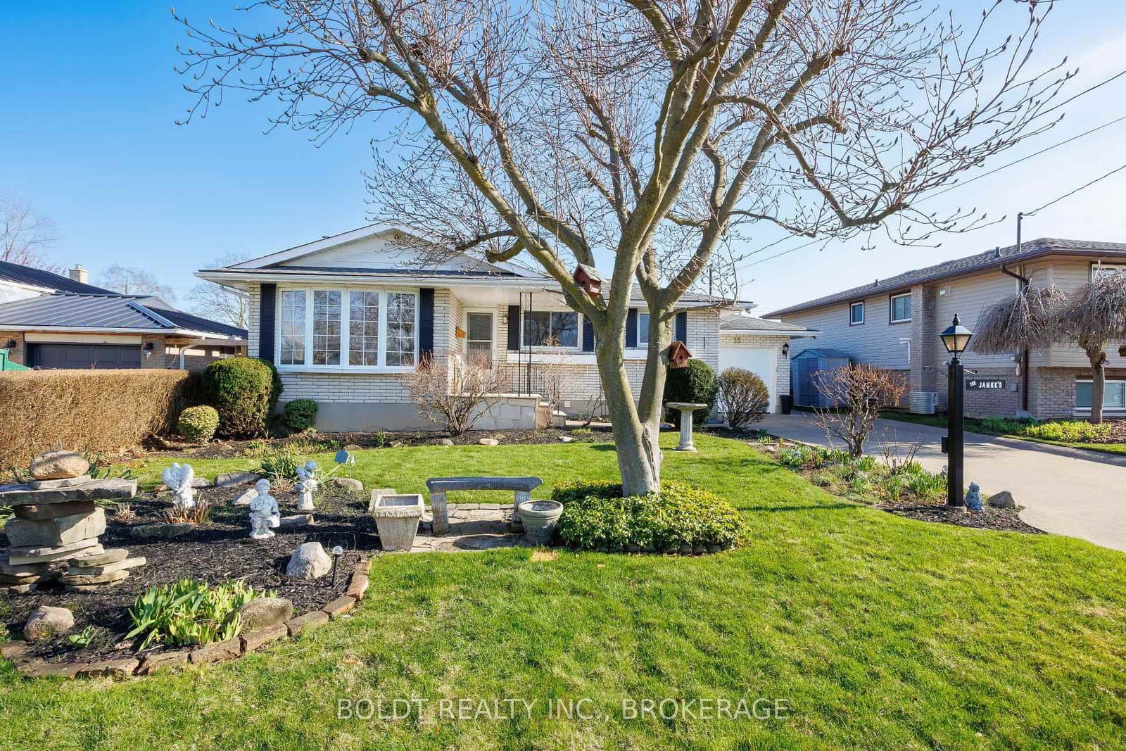 15 Nottingham Court, St. Catharines, ON — photo 2