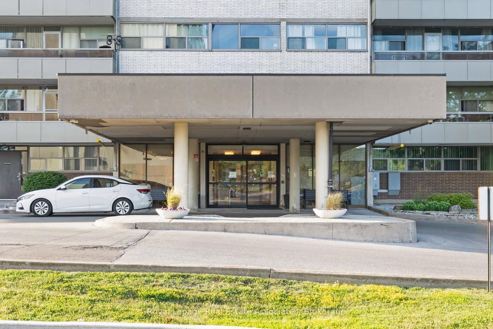 1204 - 215 Glenridge Avenue, St. Catharines, ON — photo 2
