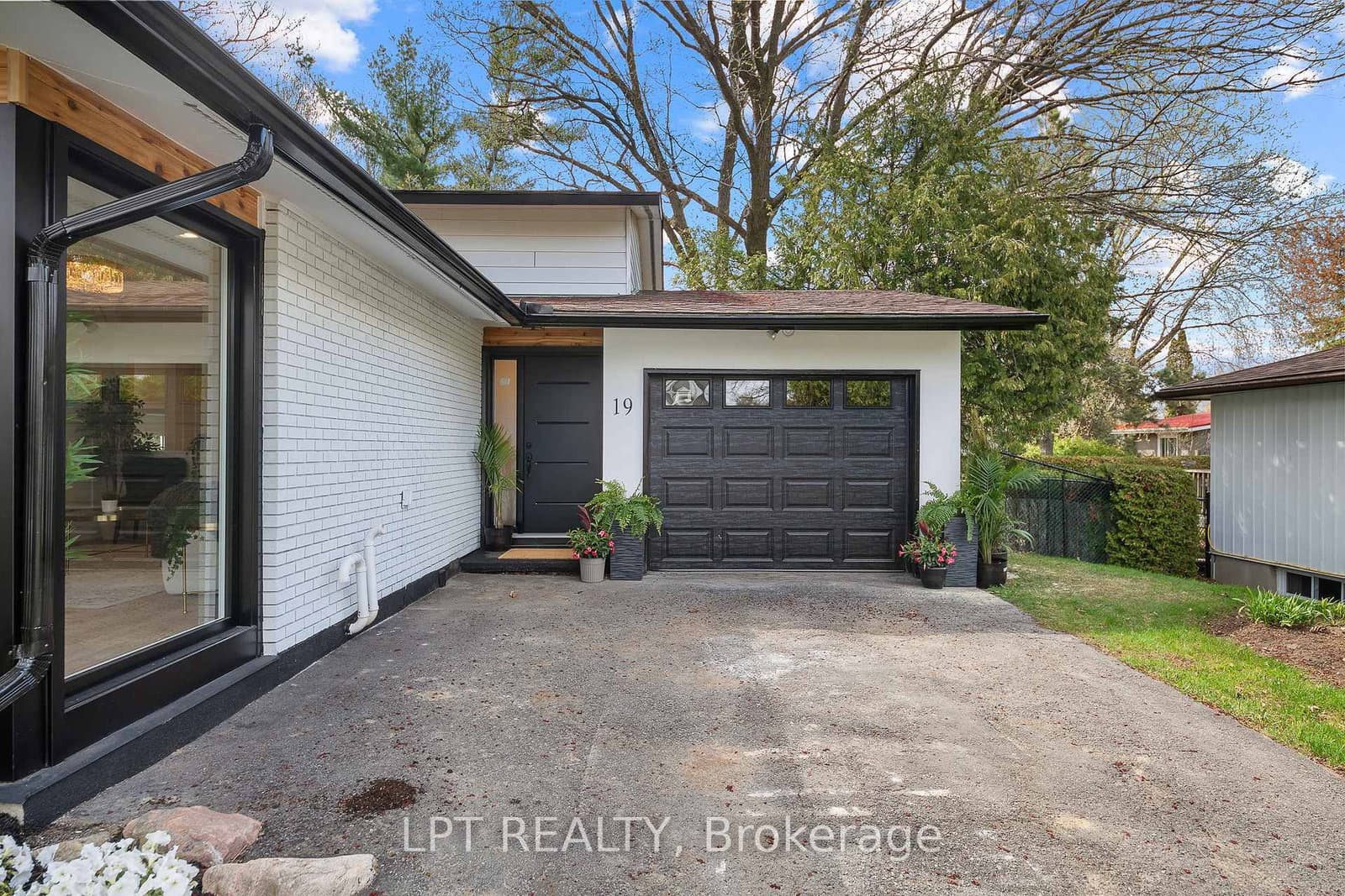 19 Moorcroft Road, Ottawa, ON — photo 2