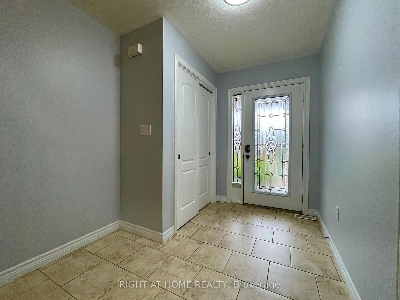9 Periwinkle Drive, Hamilton, ON — photo 2