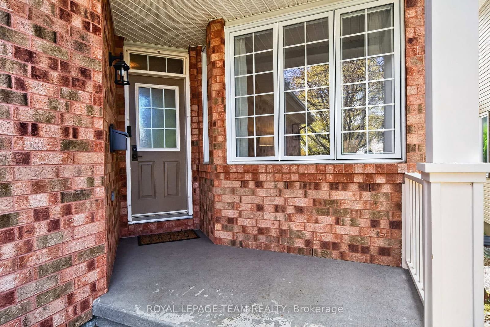 29 MATTAWA Crescent, Ottawa, ON — photo 2
