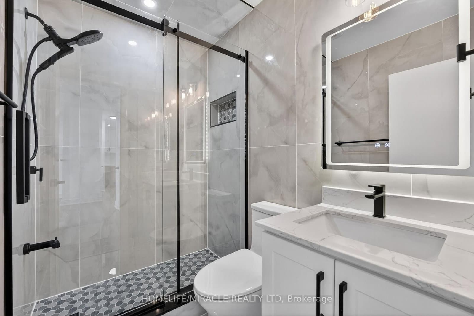 5 - 456 Carlton Street, St. Catharines, ON — photo 2