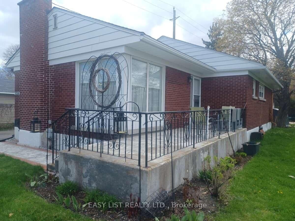 2218 Iris Street, Ottawa, ON — photo 1