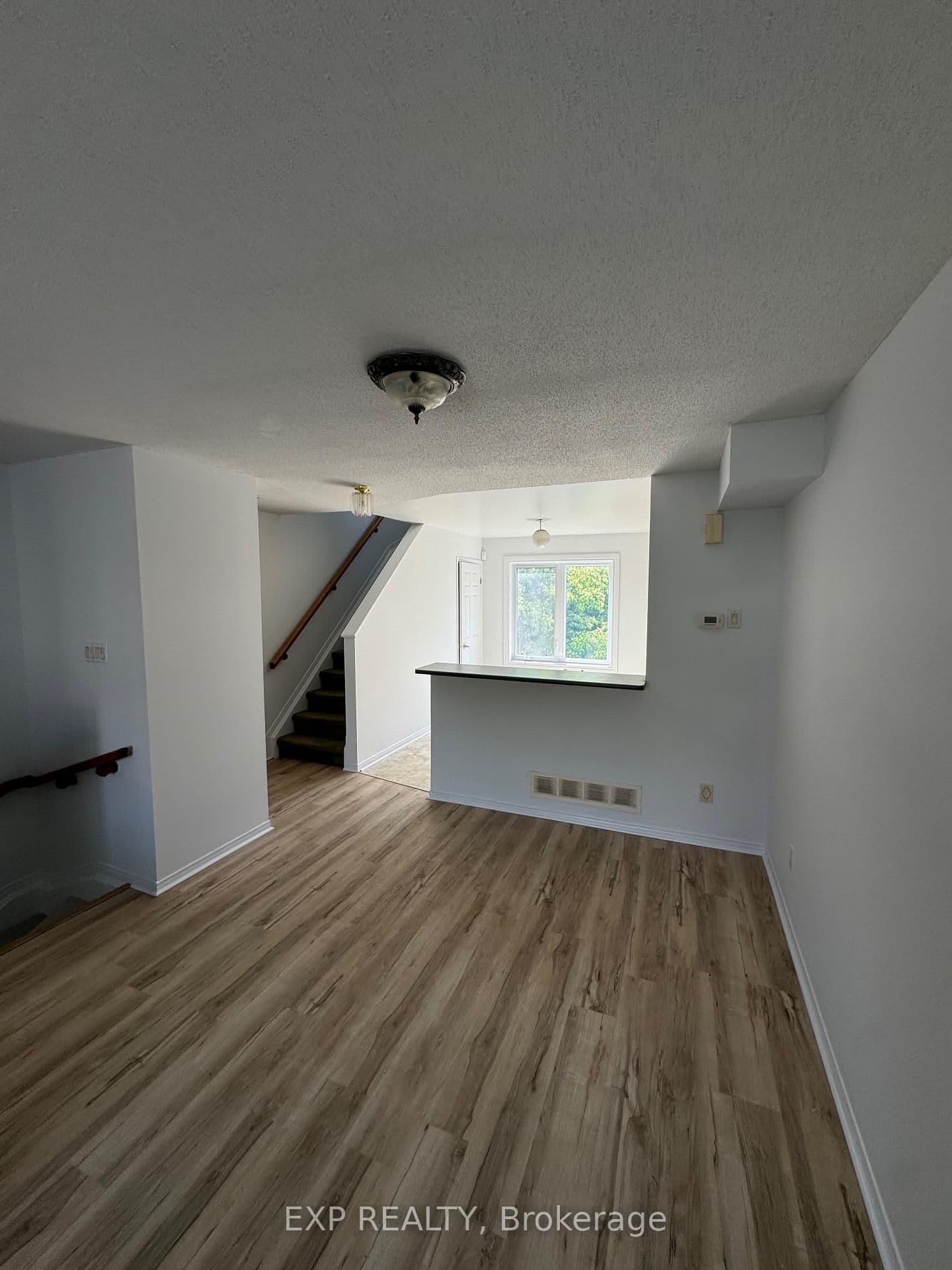 42 Manhattan Crescent, Ottawa, ON — photo 2