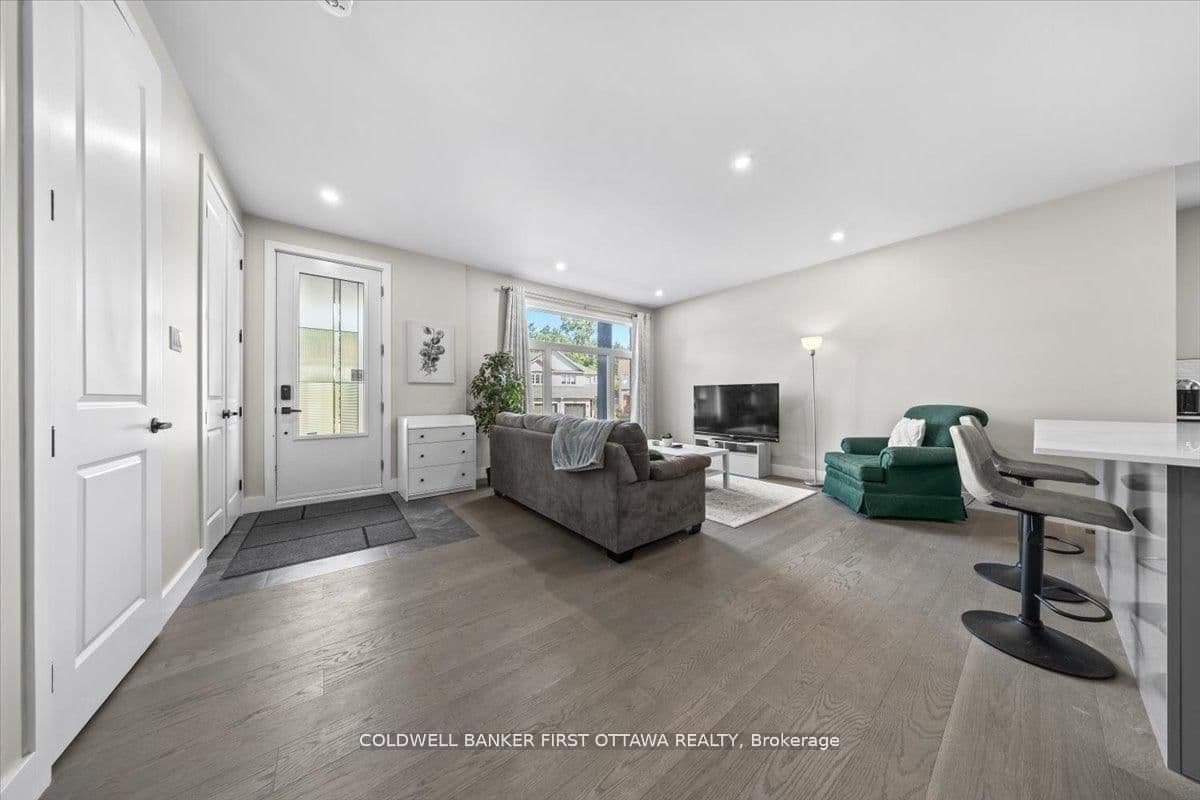 A/B - 22 Inverkip Avenue, Ottawa, ON — photo 3