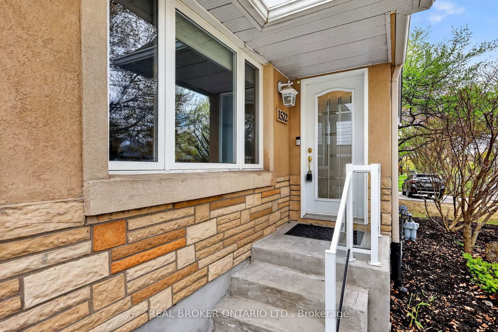 1572 Dorion Avenue, Ottawa, ON — photo 2