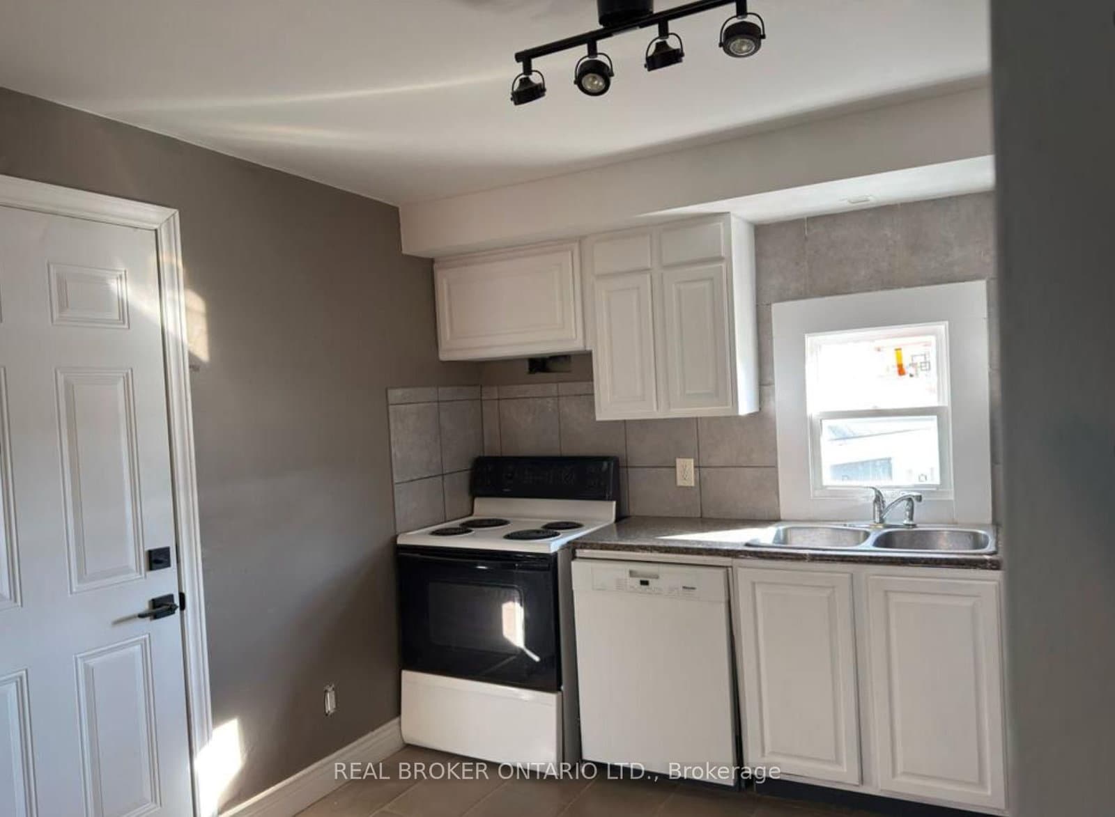 82 Page Street, St. Catharines, ON — photo 3