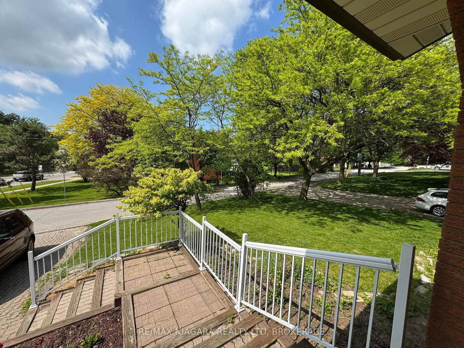 Upper - 4 Trillium Lane, St. Catharines, ON — photo 2
