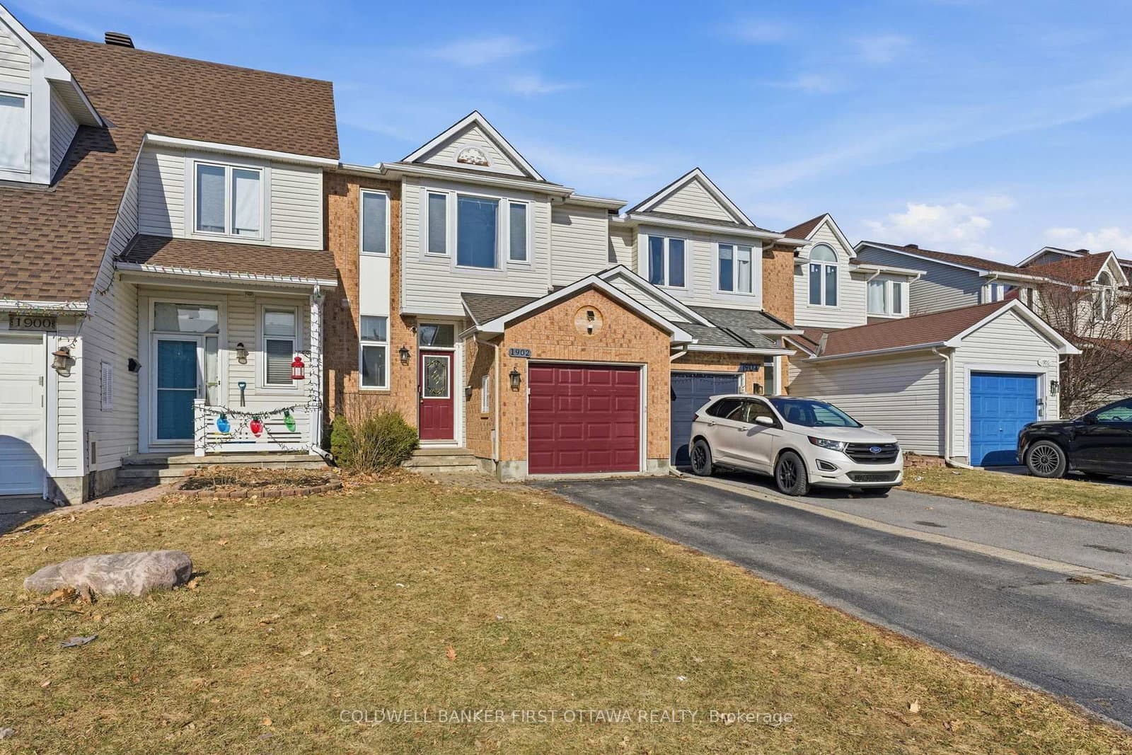 1902 Hennessy Crescent, Ottawa, ON — photo 2
