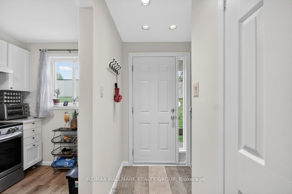 D - 158 Valley Stream Drive, Ottawa, ON — photo 2