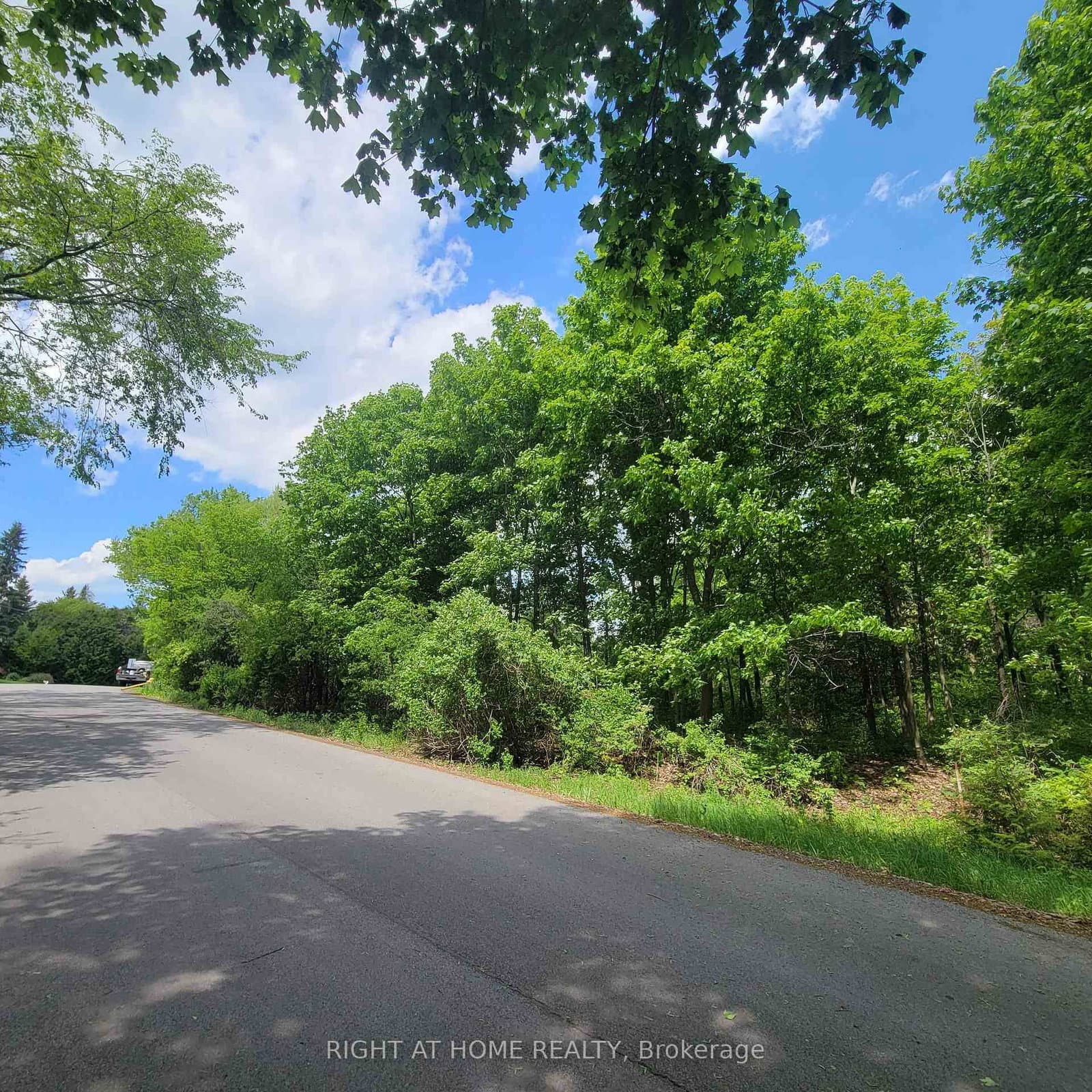 7 Beckenham Lane, Ottawa, ON
