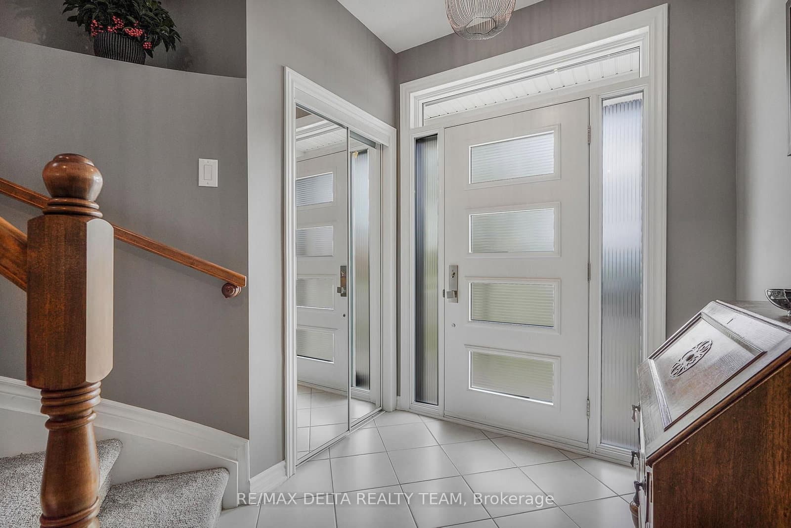 208 Serra Ridge, Ottawa, ON — photo 3