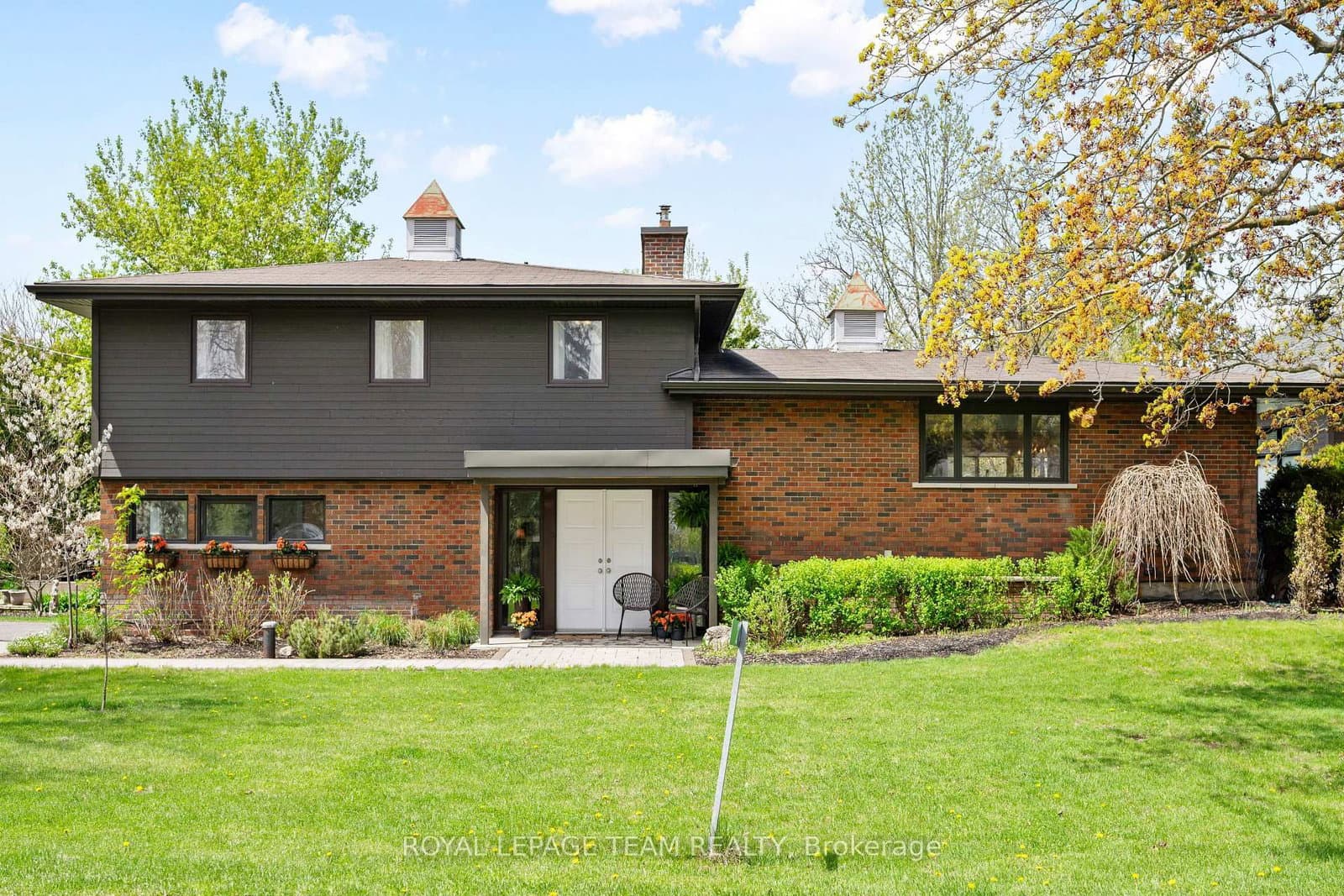 2 Lockview Road, Ottawa, ON