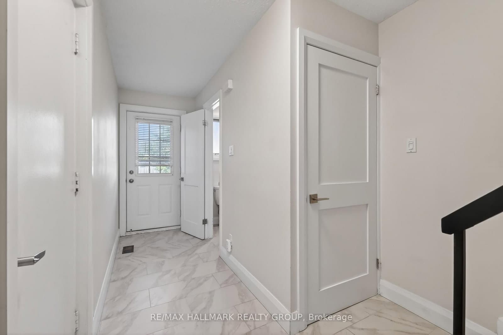1551 Hoskins Crescent, Ottawa, ON — photo 2