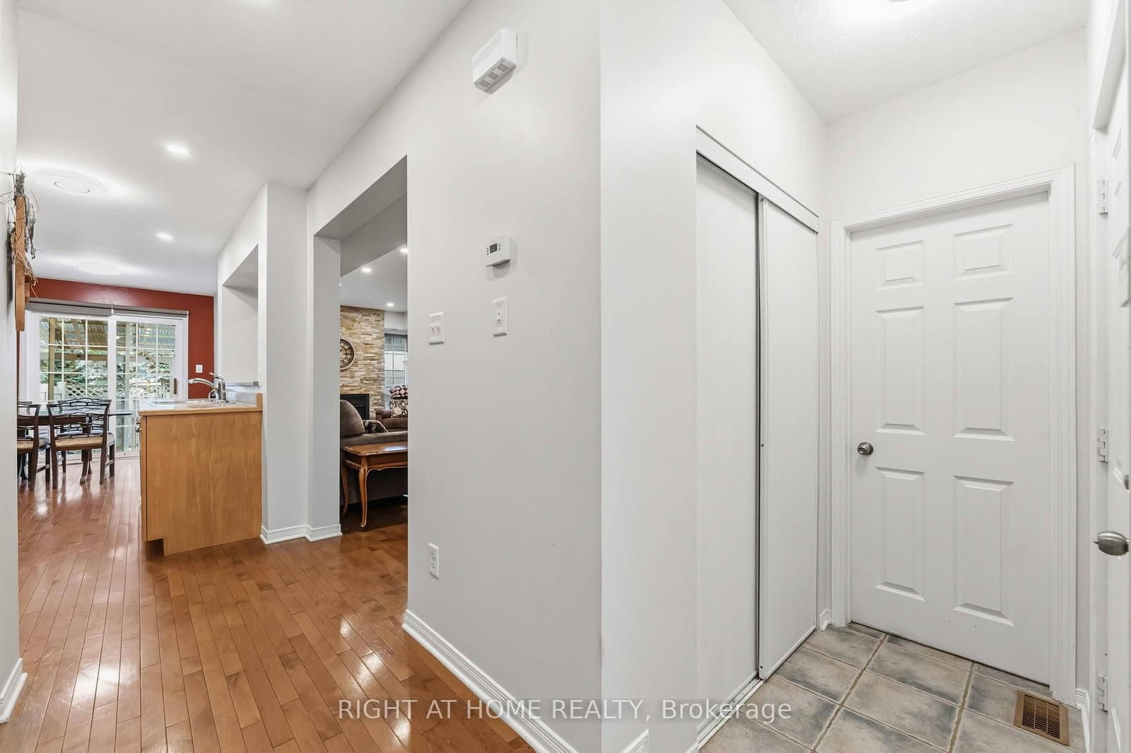 52 Fieldberry Private, Ottawa, ON — photo 3