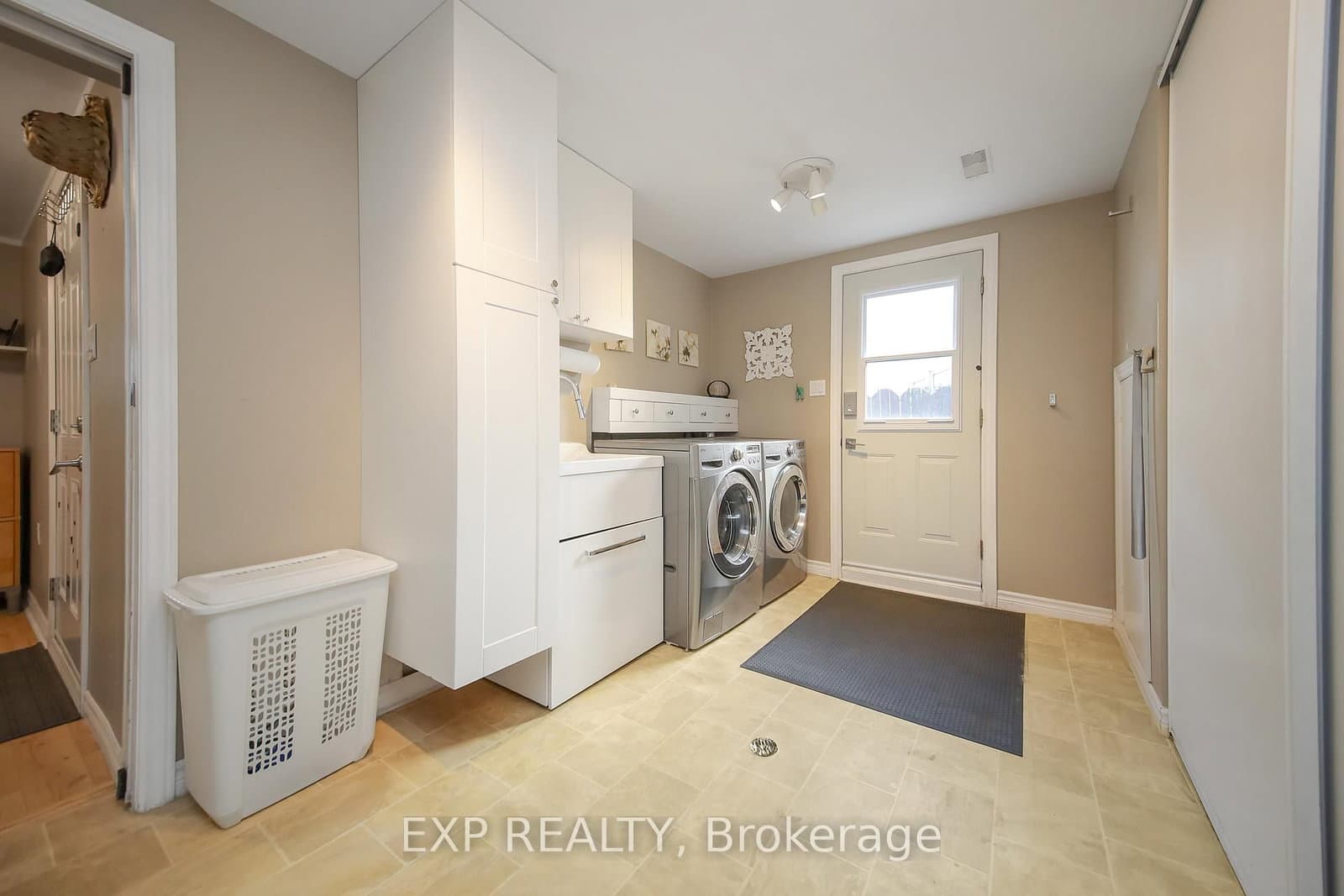 18 Winlock Crescent, Ottawa, ON — photo 2