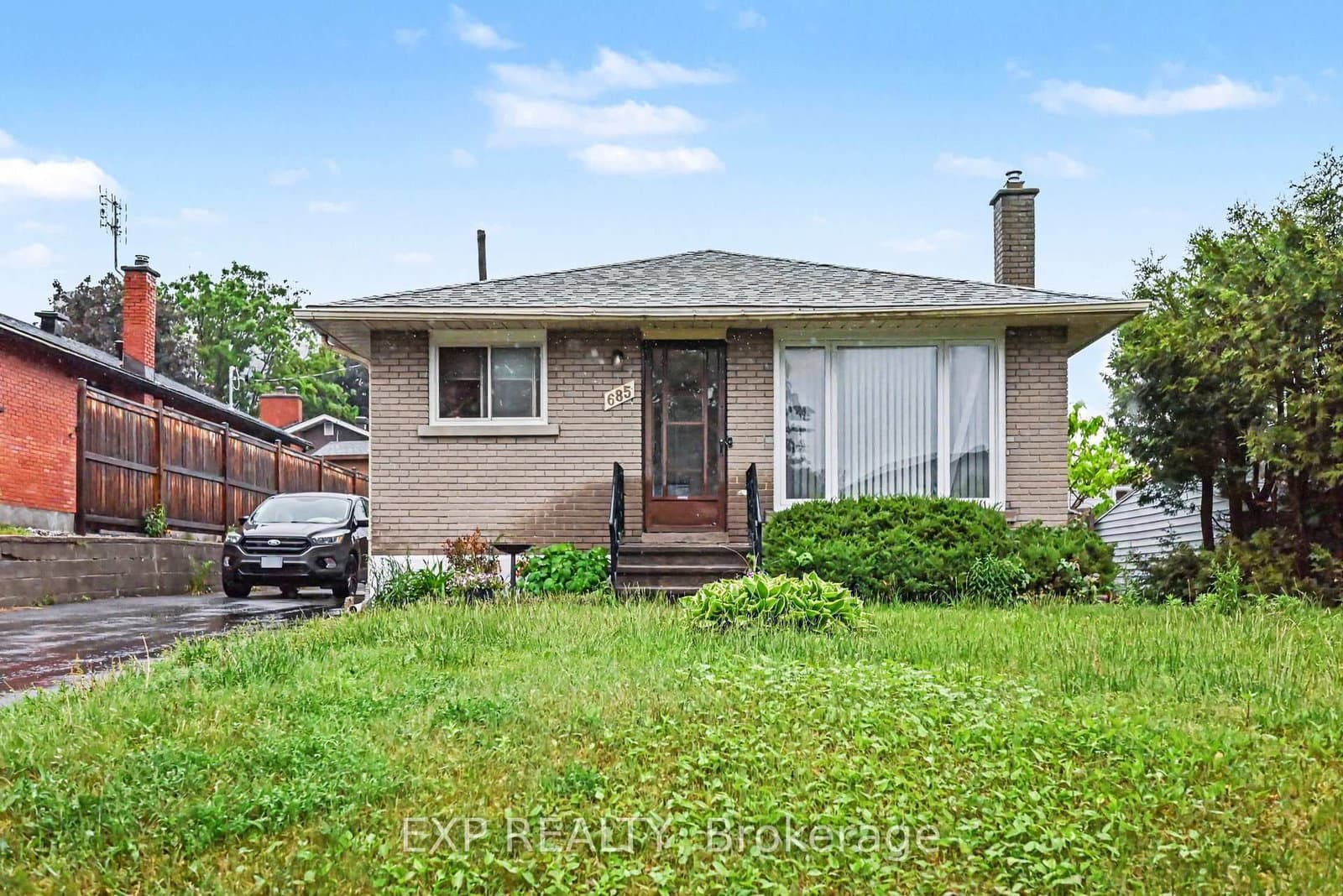685 Crystal Street, Ottawa, ON — photo 2