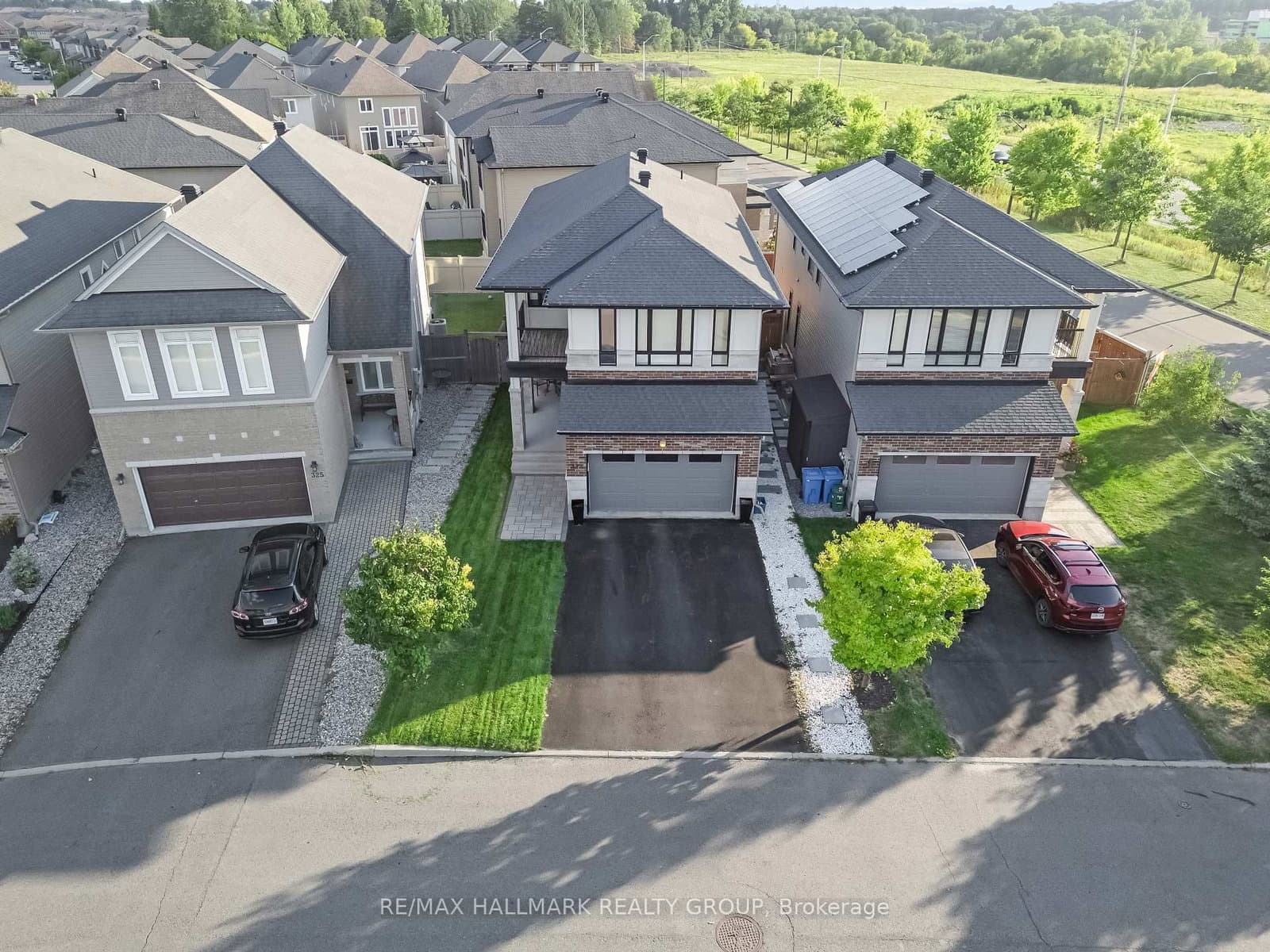 327 BALLINVILLE Circle, Ottawa, ON — photo 2