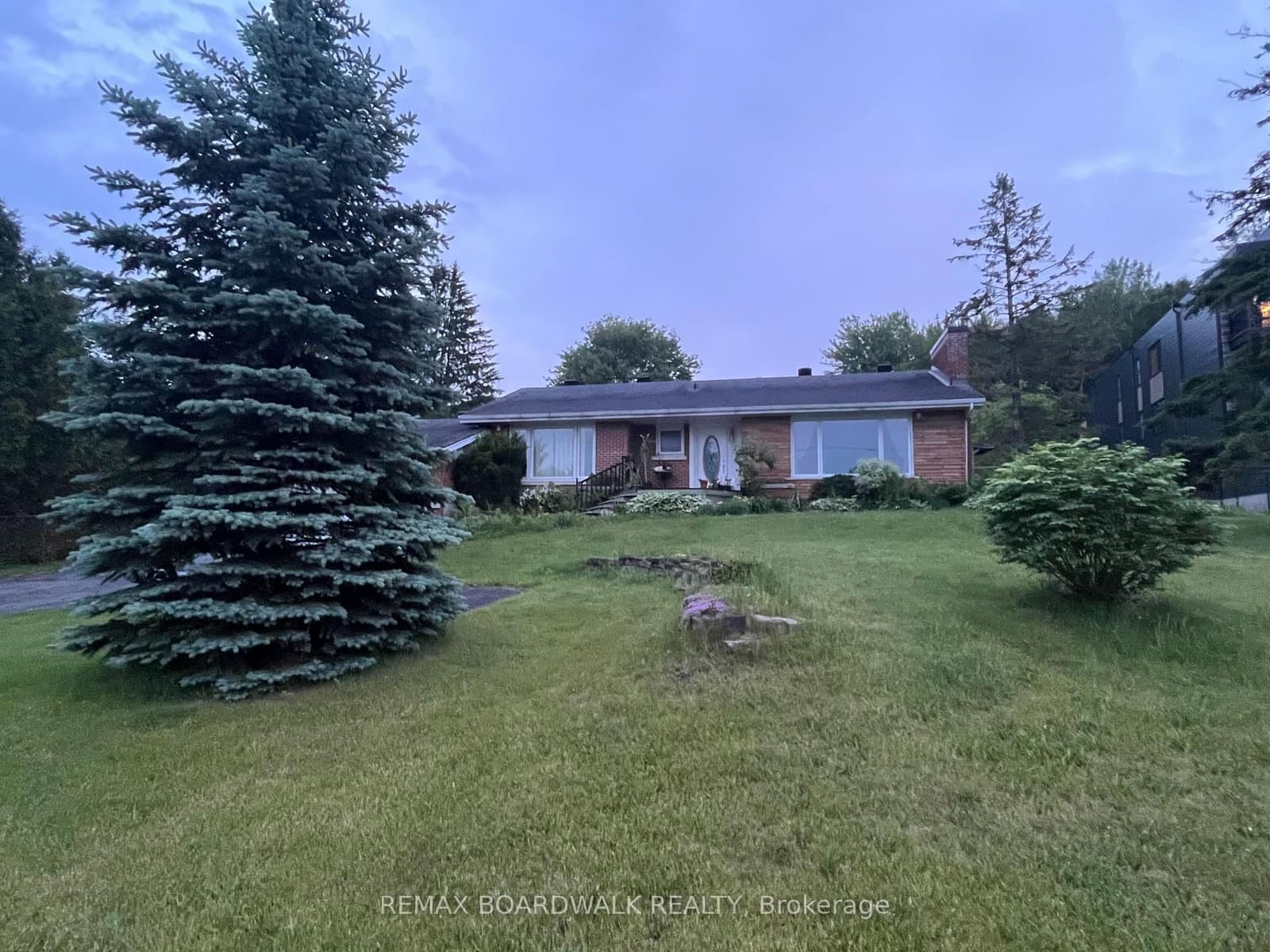 6742 Notre Dame Street, Ottawa, ON