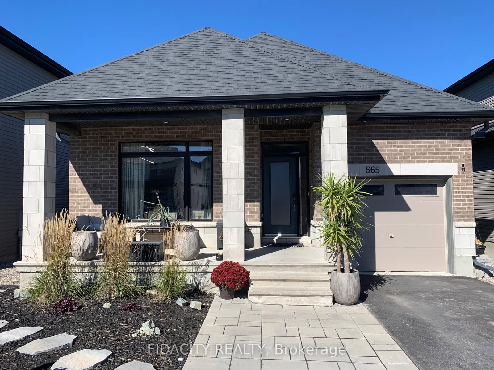 565 Bobolink Ridge, Ottawa, ON