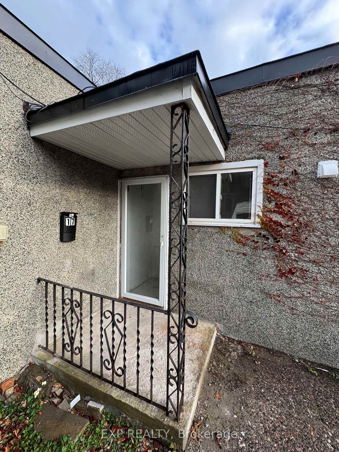 17 Loyer Street, Ottawa, ON — photo 2