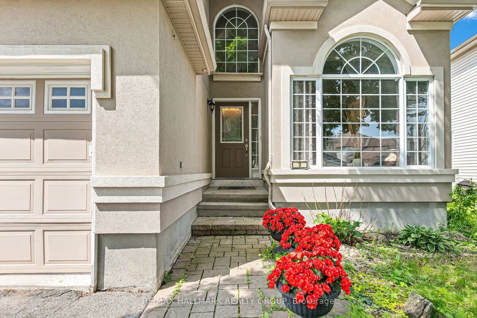 9 Blackshire Circle, Ottawa, ON — photo 2