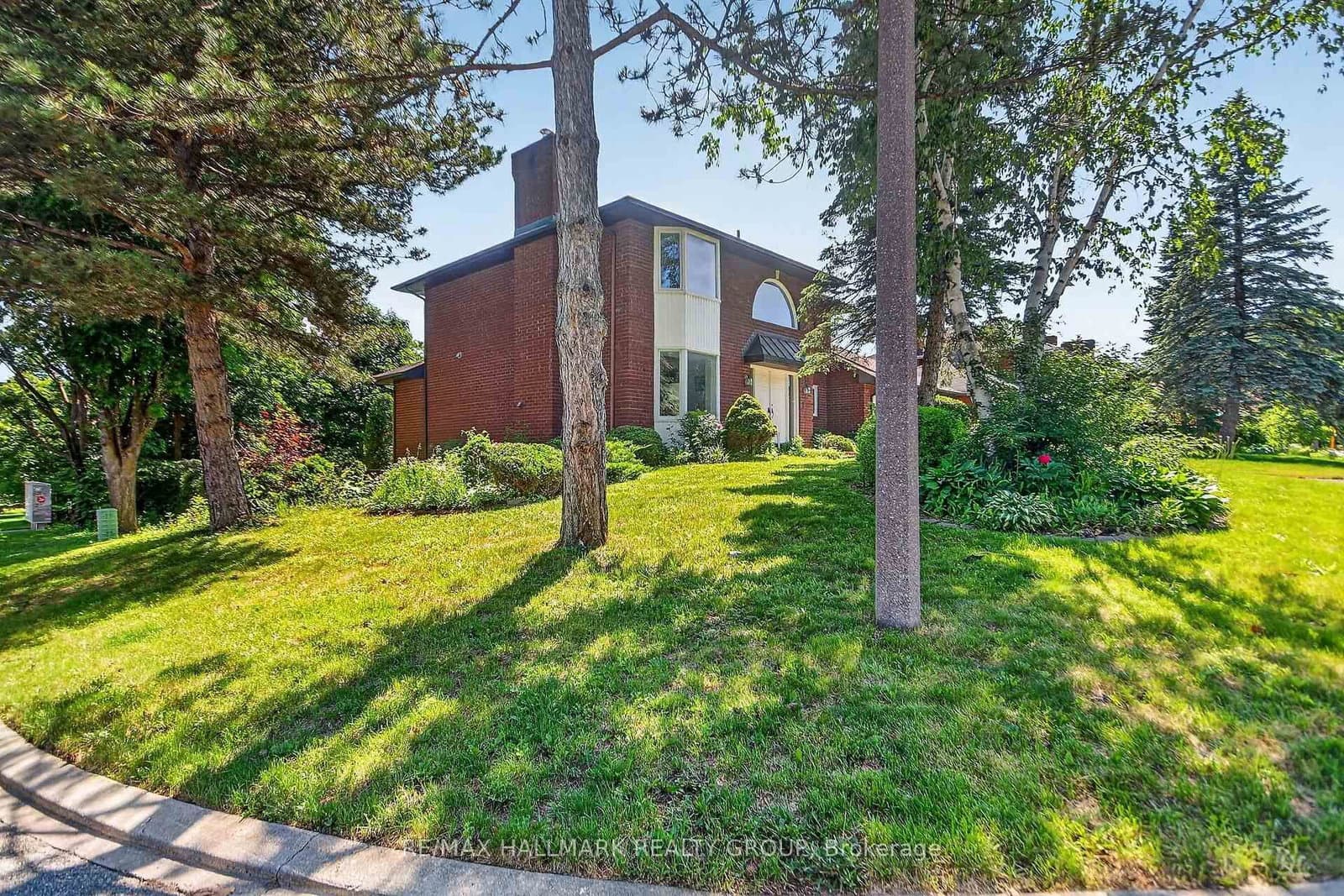 9 Halldorson Crescent, Kanata, ON — photo 2