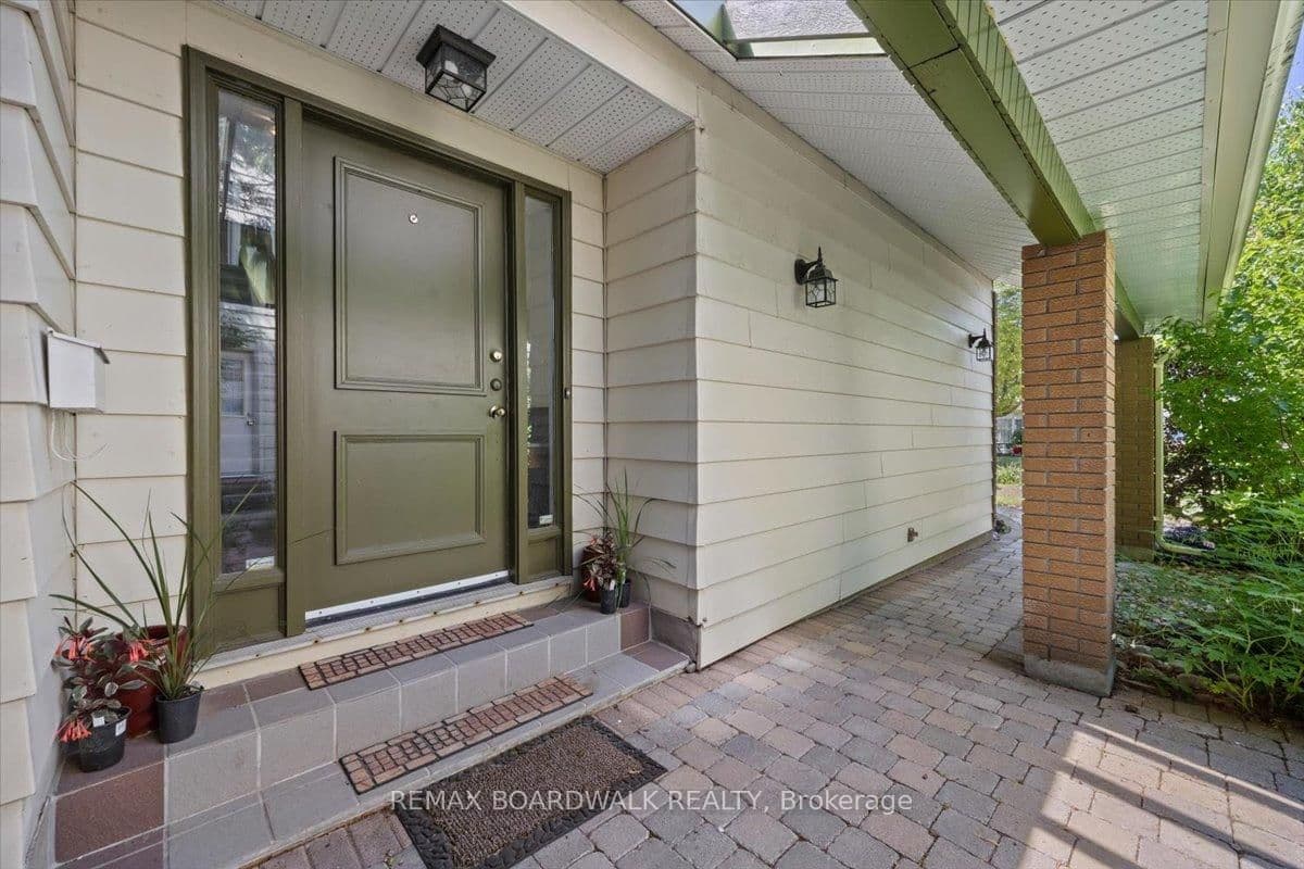 13 Pommel Crescent, Ottawa, ON — photo 2