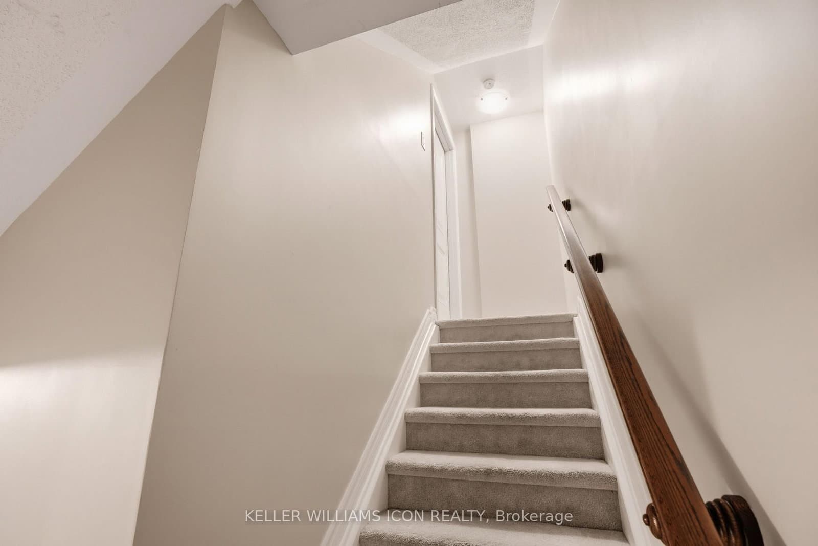 528 Clearbrook Drive, Ottawa, ON — photo 2